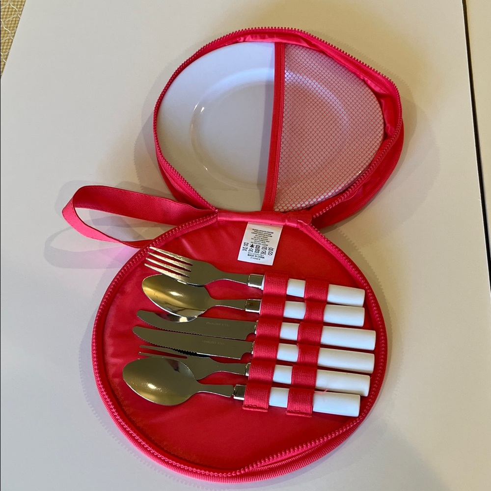 NWOT Portable Dining Set for 2 with White Handles and plates